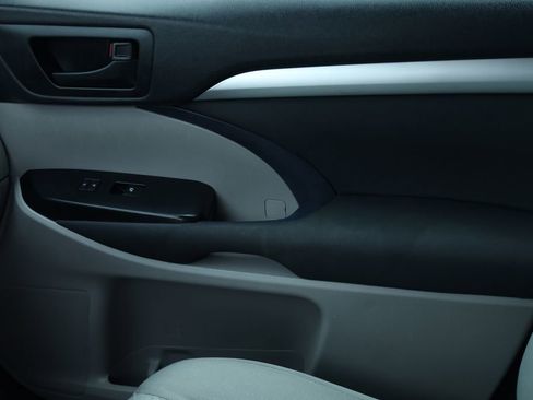 Used 2019 Toyota Highlander LE image 10