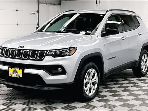 Used 2024 Jeep Compass Latitude AWD/4WD image 12