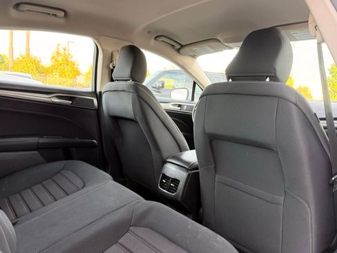 Used 2020 Ford Fusion SE FWD image 18