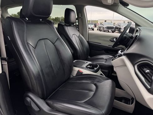 Used 2023 Chrysler Pacifica Touring-L image 24