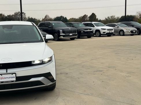 New 2026 Hyundai Ioniq 5 SE image 3