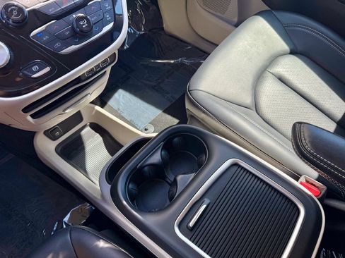 Used 2024 Chrysler Pacifica Touring-L FWD image 24
