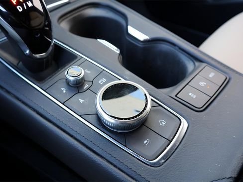 Used 2024 Cadillac XT4 Luxury w/ Cold Weather Package image 27