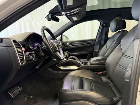 Used 2022 Porsche Cayenne Turbo image 5
