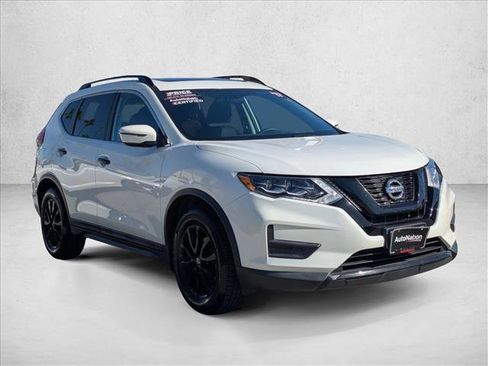 Used 2017 Nissan Rogue SV image 3