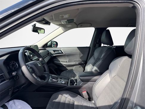 Used 2024 Mitsubishi Outlander SE image 12