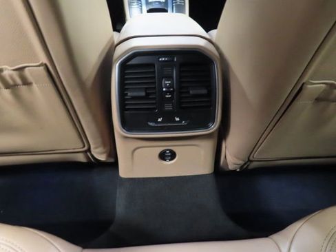 Used 2020 Porsche Macan image 28