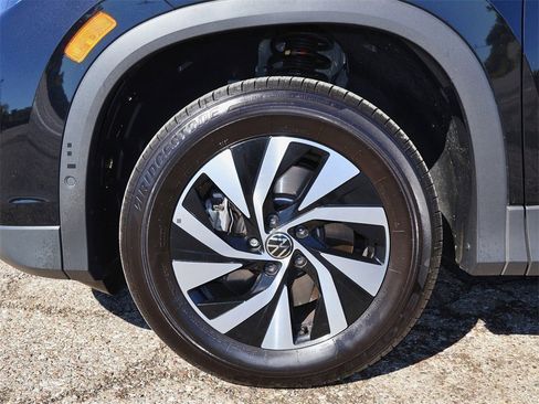 Certified 2025 Volkswagen Tiguan S image 9