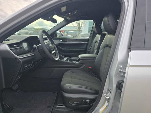 New 2026 Jeep Grand Cherokee Altitude image 9