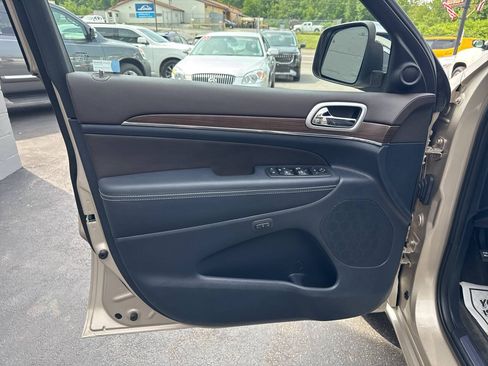 Used 2014 Jeep Grand Cherokee Overland w/ Advanced Technology Group AWD/4WD image 15