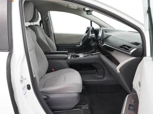 Used 2021 Toyota Sienna LE AWD/4WD image 11