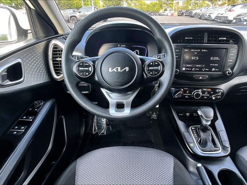 Used 2025 Kia Soul LX w/ LX Technology Package FWD image 5