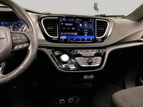 Used 2021 Chrysler Pacifica Touring FWD image 6