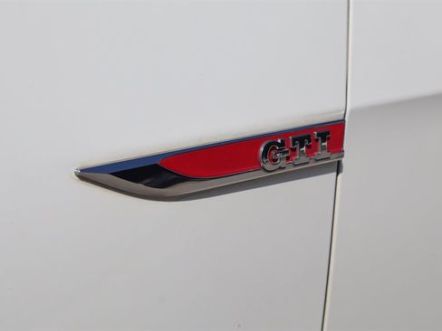 Used 2016 Volkswagen GTI SE FWD image 10