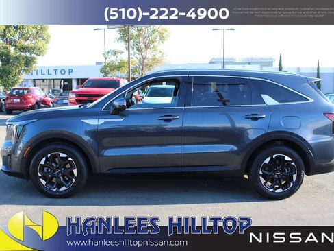Used 2024 Kia Sorento S image 2
