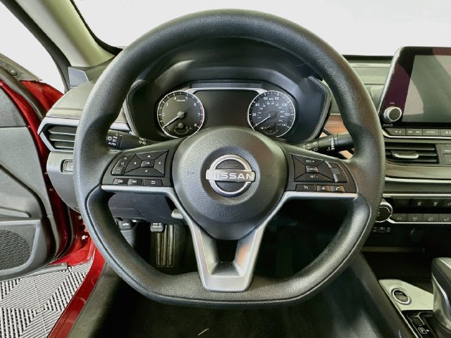 Used 2025 Nissan Altima 2.5 SV FWD image 14