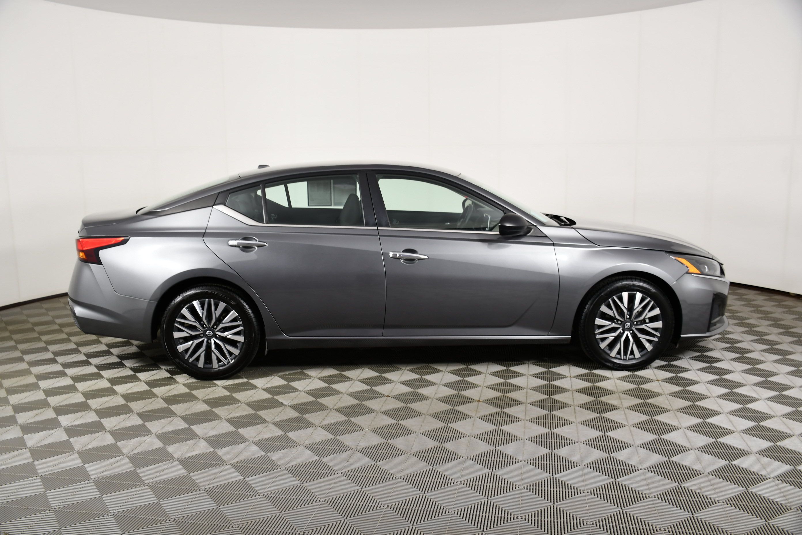 Used 2024 Nissan Altima 2.5 SV FWD image 5