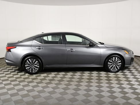 Used 2024 Nissan Altima 2.5 SV FWD image 5