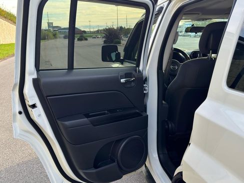 Used 2011 Jeep Patriot Latitude AWD/4WD image 38
