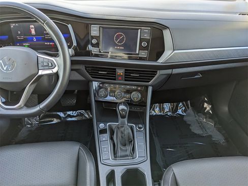 Certified 2022 Volkswagen Jetta SE w/ Panoramic Sunroof Package image 15