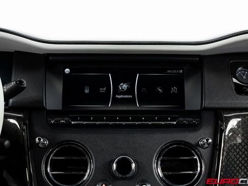 Used 2020 Rolls-Royce Cullinan Black Badge image 28