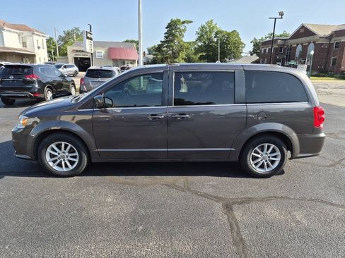 Used 2019 Dodge Grand Caravan SXT FWD image 2