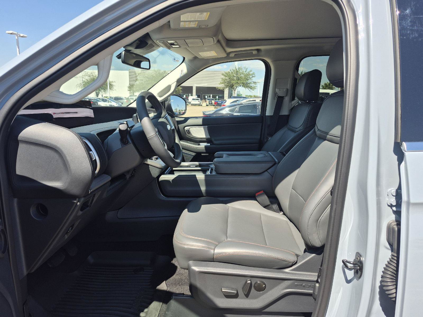 Used 2025 Ford Expedition Active RWD image 2