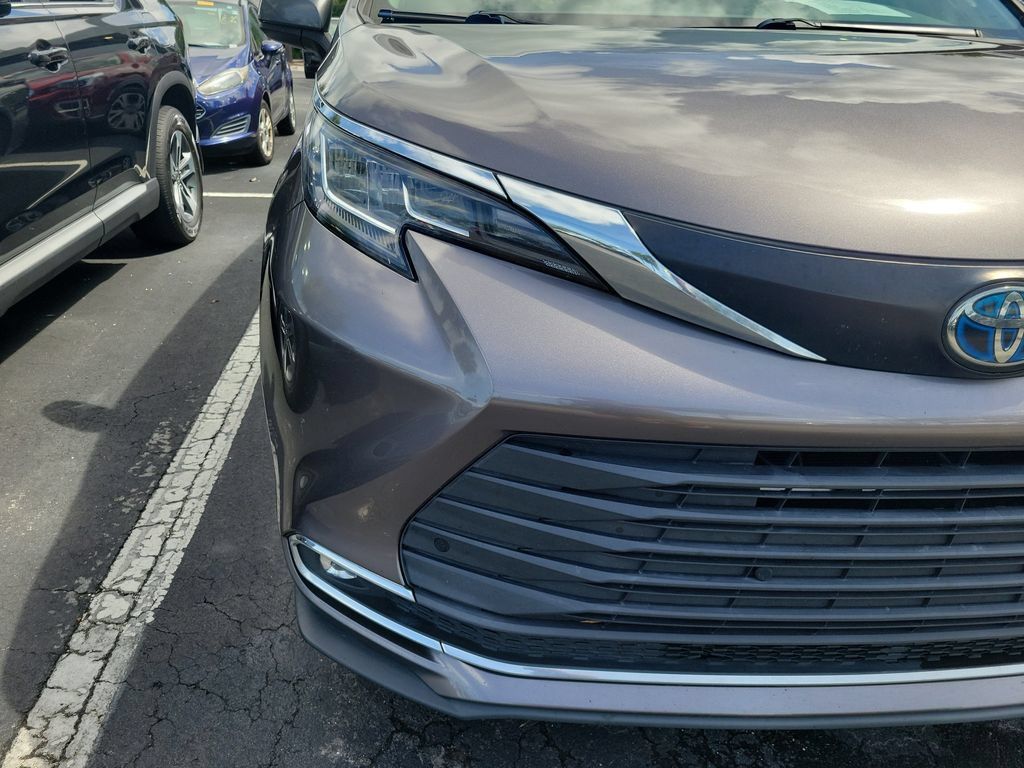 Used 2022 Toyota Sienna XLE w/ XLE Plus Package FWD image 8