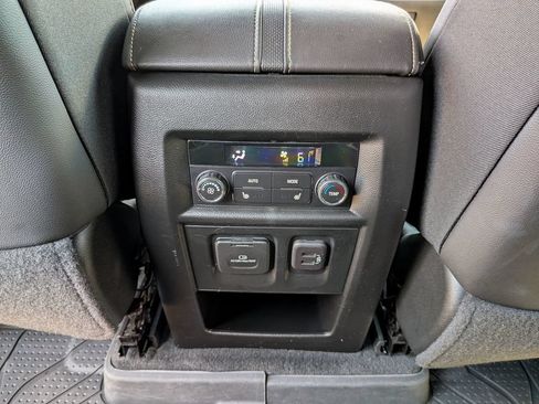 Used 2023 Chevrolet Traverse Premier FWD image 38