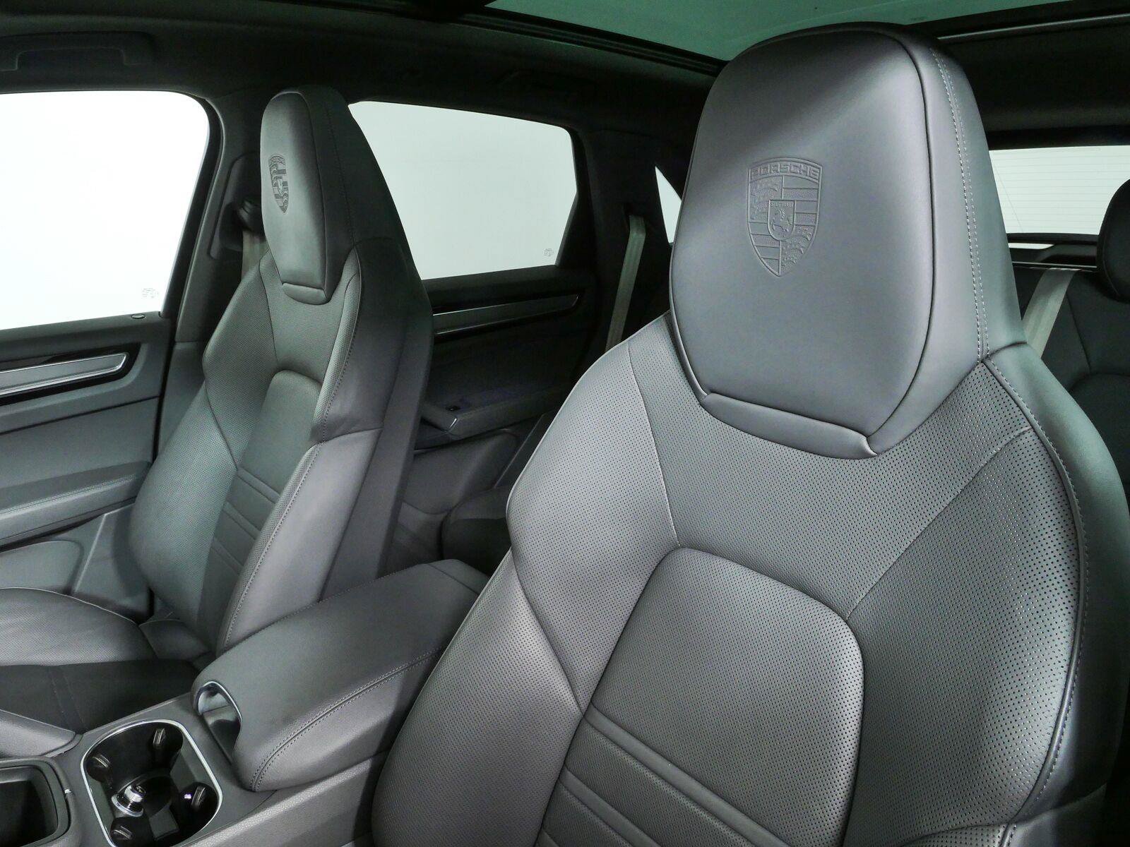 Certified 2023 Porsche Cayenne Platinum Edition AWD/4WD image 5