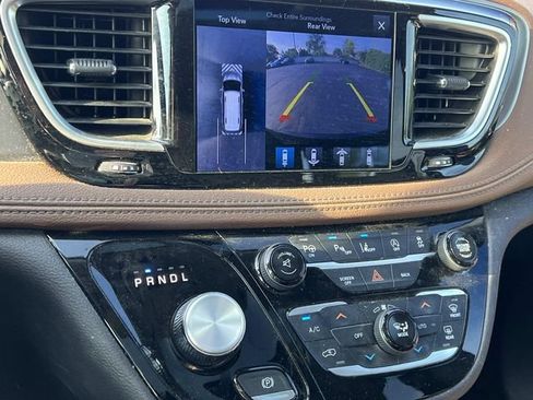 Used 2017 Chrysler Pacifica Limited w/ Advanced Safetytec Group FWD image 13
