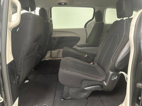 Used 2022 Chrysler Voyager LX FWD image 20