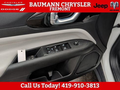 Used 2023 Jeep Compass Limited AWD/4WD image 23