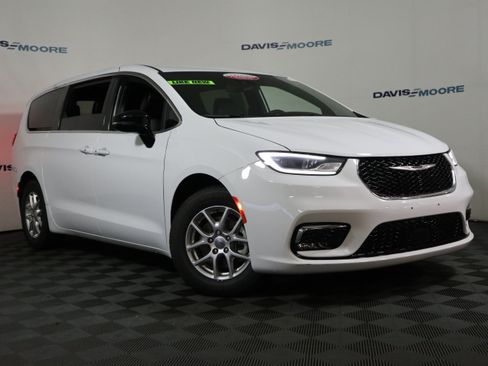 Used 2025 Chrysler Pacifica Select FWD image 2