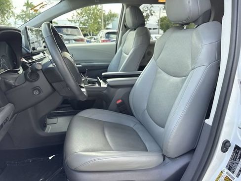Used 2021 Toyota Sienna Limited FWD image 11