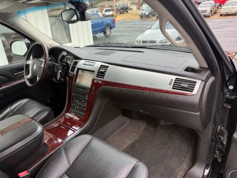 Used 2009 Cadillac Escalade w/ Ultra Luxury Collection image 11