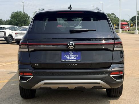 Used 2025 Volkswagen Taos SE FWD image 8