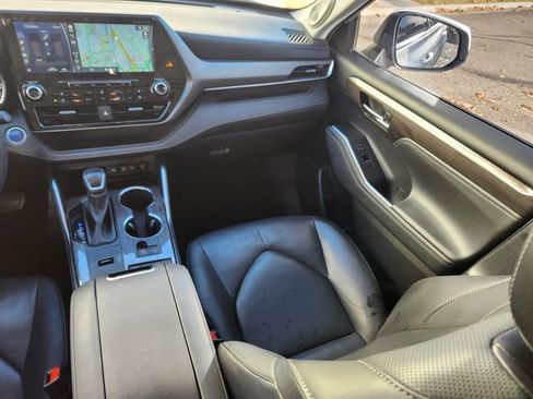 Used 2021 Toyota Highlander Limited image 14