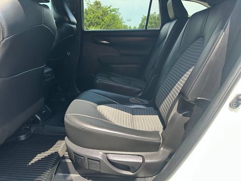 Used 2021 Toyota Highlander XSE FWD image 22