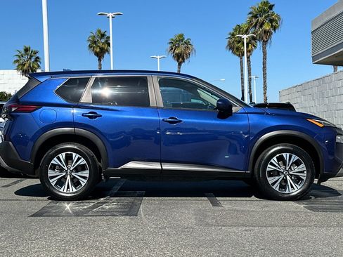Used 2023 Nissan Rogue SV image 3