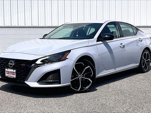 Used 2023 Nissan Altima 2.5 SR FWD image 2