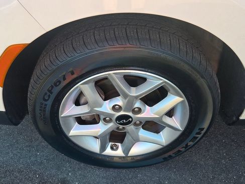 Used 2025 Kia Soul LX w/ LX Technology Package FWD image 11