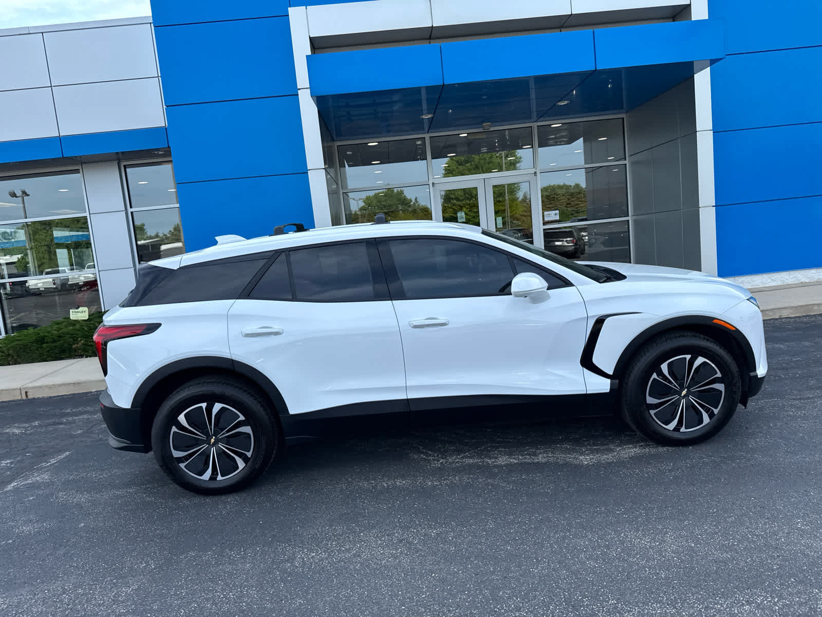 Used 2024 Chevrolet Blazer EV LT AWD/4WD image 3