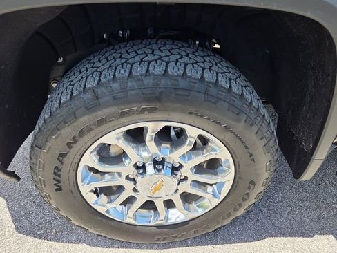 Used 2025 Chevrolet Silverado 2500 LTZ AWD/4WD image 9