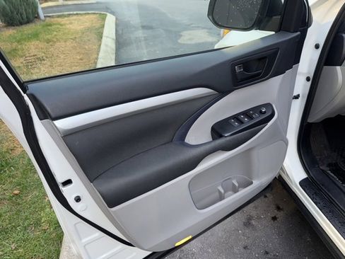 Used 2019 Toyota Highlander LE image 23