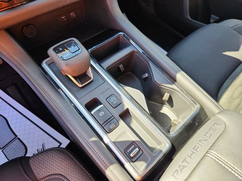 Used 2025 Nissan Pathfinder SV image 34