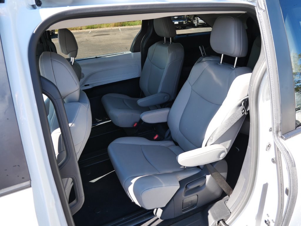Certified 2026 Toyota Sienna XLE FWD image 11