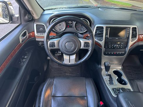 Used 2011 Jeep Grand Cherokee Limited w/ Luxury Group II image 16