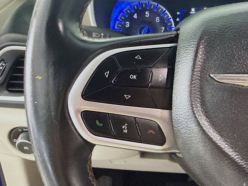 Used 2018 Chrysler Pacifica Touring-L FWD image 14