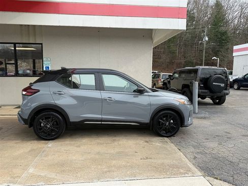 Used 2022 Nissan Kicks SR w/ Premium Package image 2